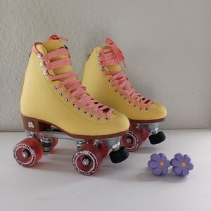 Moxi Beach Bunny Roller Skates in Strawberry Lemonade Size 5 EUC